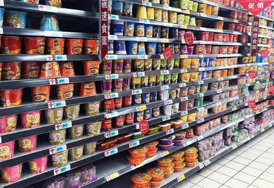 超市貨架何以屢屢告急？剖析四類易搶購(gòu)食品背后的消費(fèi)心理與市場(chǎng)邏輯